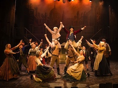 OLIVER! YN AGOR I YMATEB GWYCH GAN Y GYNULLEIDFA
OLIVER! OPENS TO RAPTUROUS RECEPTION IN ABERYSTWYTH
(Datganiad dwyieithog/Bilingual release. Cliciwch yma i fynd syth i'r Gymraeg. Click here to go straight to English.)
