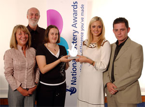 UCAN PERFORM -  PENCAMPWYR Y PLANT 
YNG NGWOBRAU�R LOTERI GENEDLAETHOL
